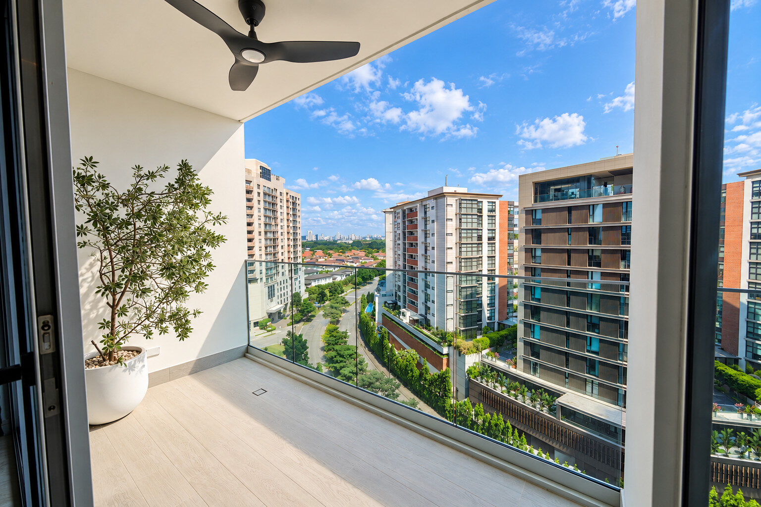 Balcón moderno con vista urbana
